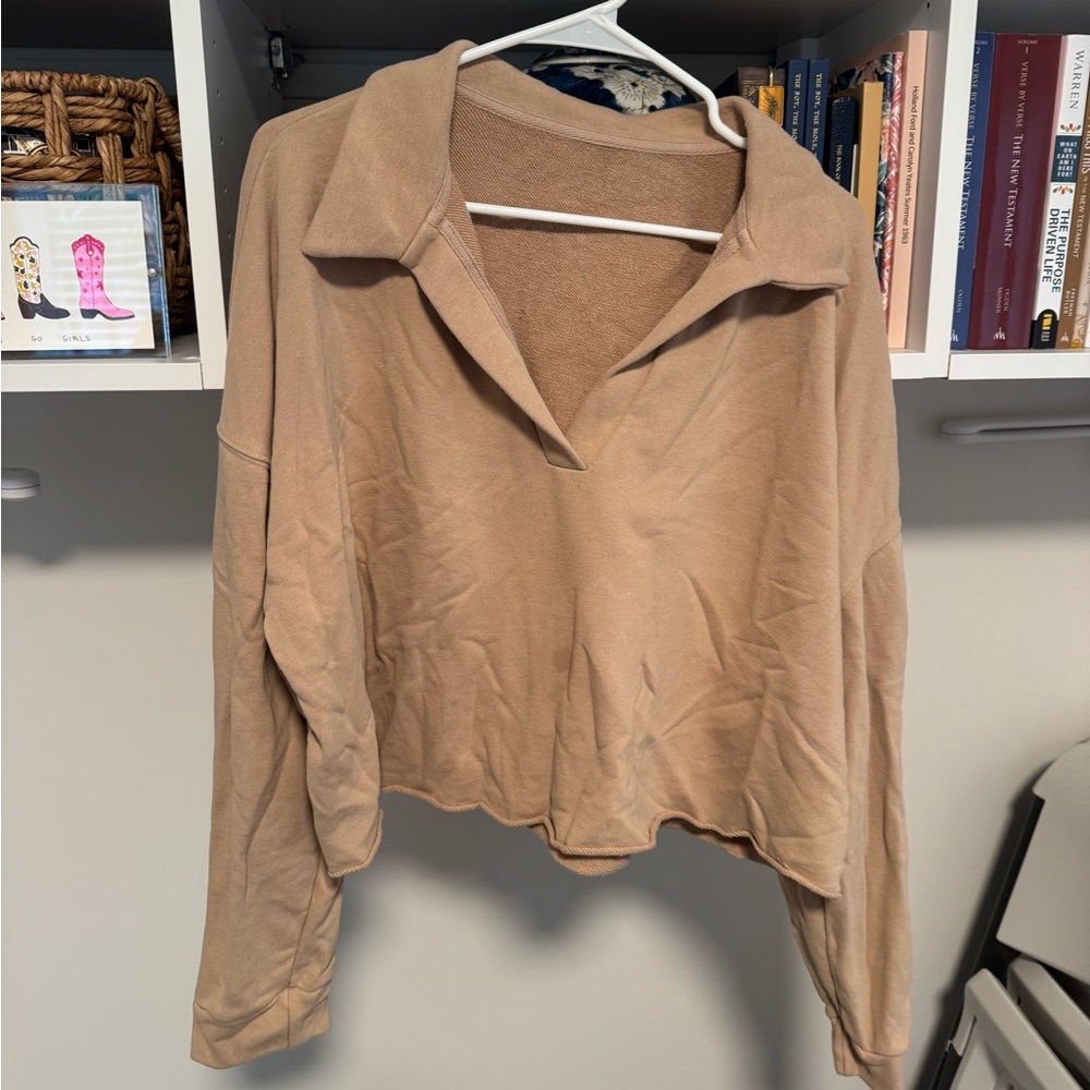 Vuori cropped collar sweatshirt